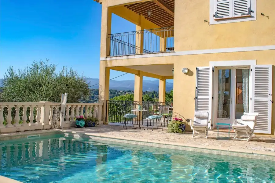 Façade et terrasses au bord de la piscine