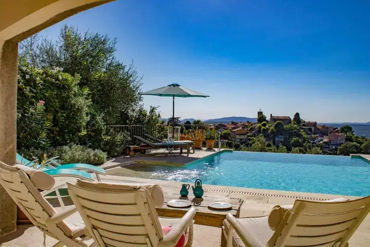 Terrasse couverte et piscine de la Villa Séraphins